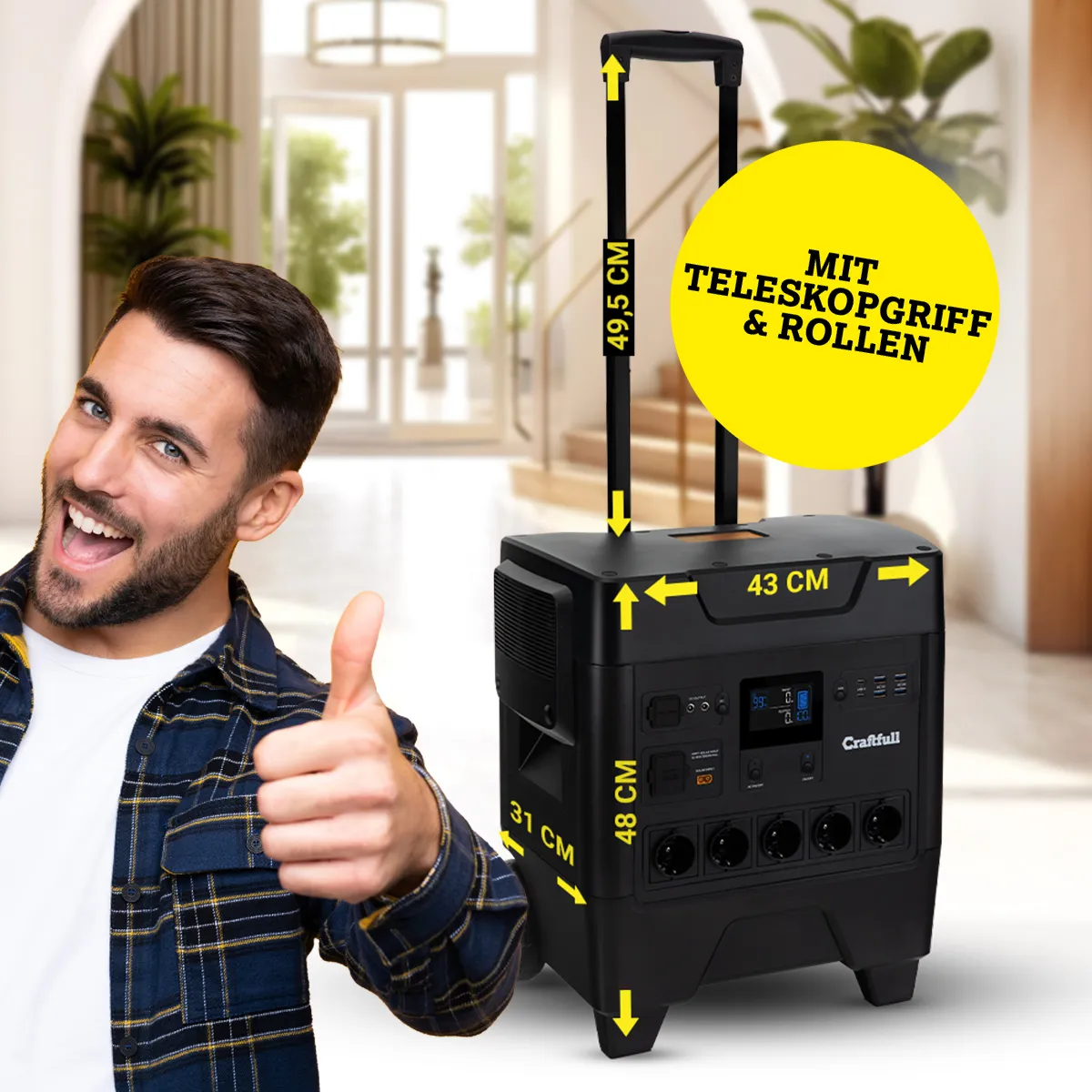 Mann rollt die Powerstation dank des Teleskopgriffs und der Rollen &uuml;ber eine Wiese